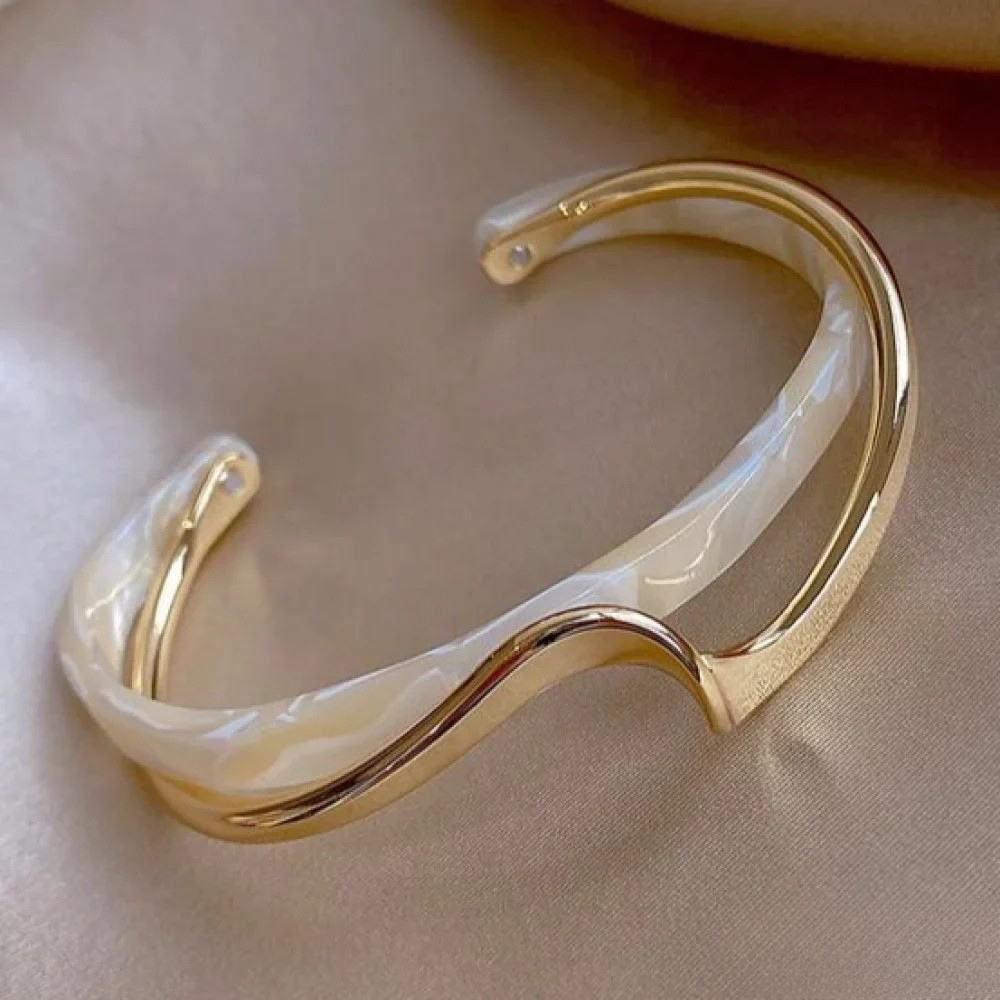 Goldenes Armband mit Weißem Opal